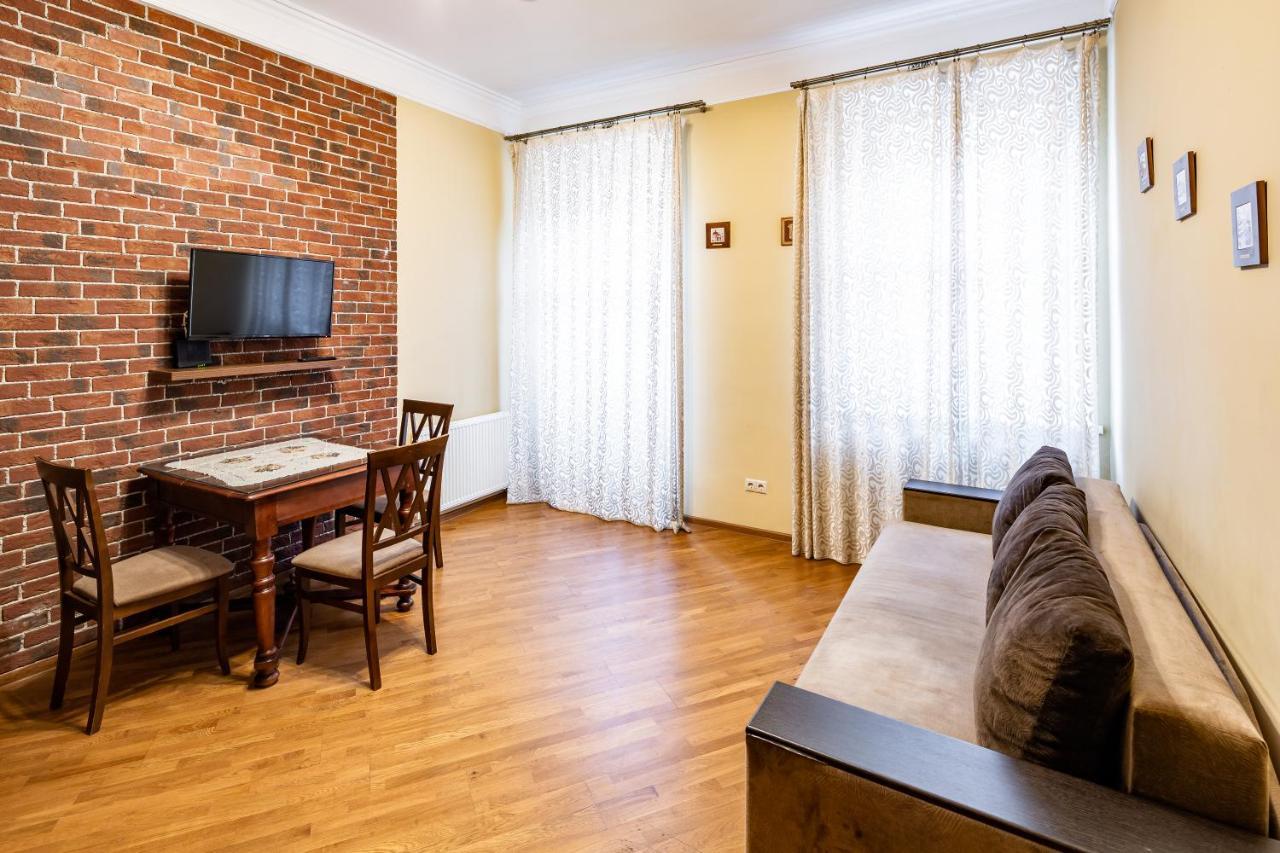 13 Franka Apartment 1 Lviv Extérieur photo